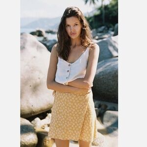 BNWT Hanalei Byon Bay 'Goldie' yellow floral wrap mini skirt, S